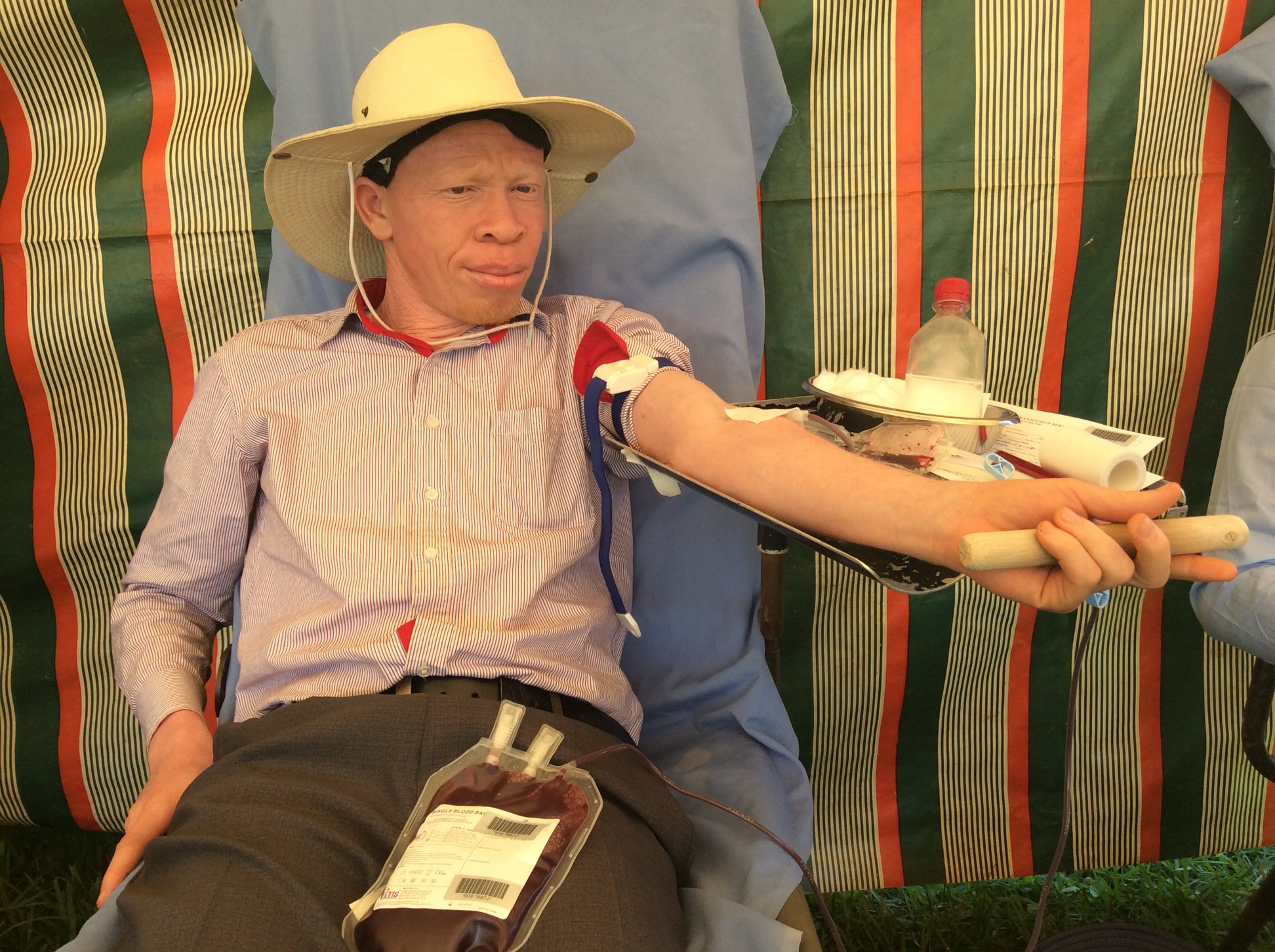 A SNUPA team member donates blood